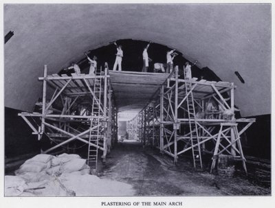 Tunel Mersey: Tynkowanie łuku głównego (zdjęcie czarno-białe) autorstwa English Photographer