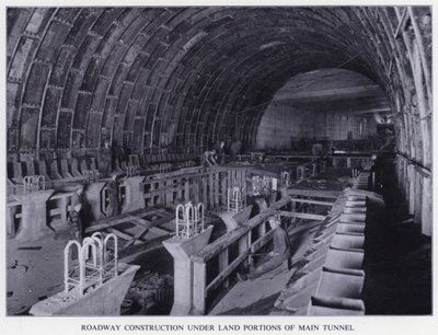 Tunel Mersey: Budowa jezdni pod częściami lądowymi głównego tunelu (zdjęcie czarno-białe) autorstwa English Photographer