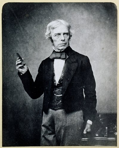 Michael Faraday (1791-1867) trzymający magnes sztabkowy, Maull i Polyblank autorstwa English Photographer
