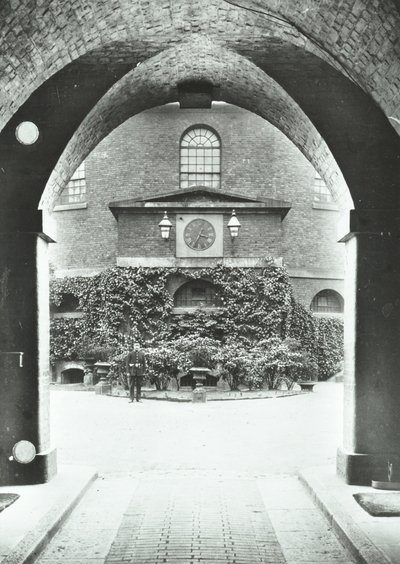 Więzienie Millbank: kaplica przez bramę, 1885 autorstwa English Photographer