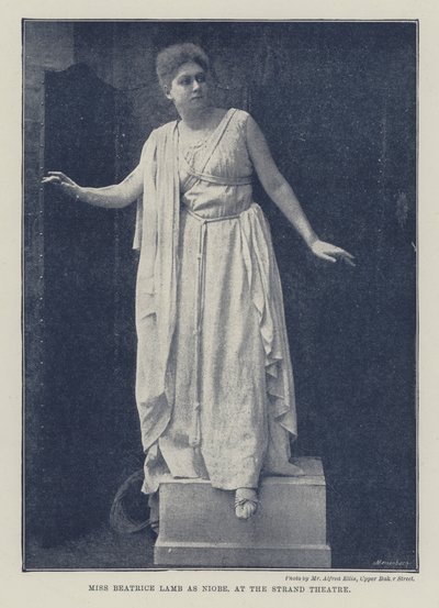 Miss Beatrice Lamb jako Niobe w Strand Theatre autorstwa English Photographer