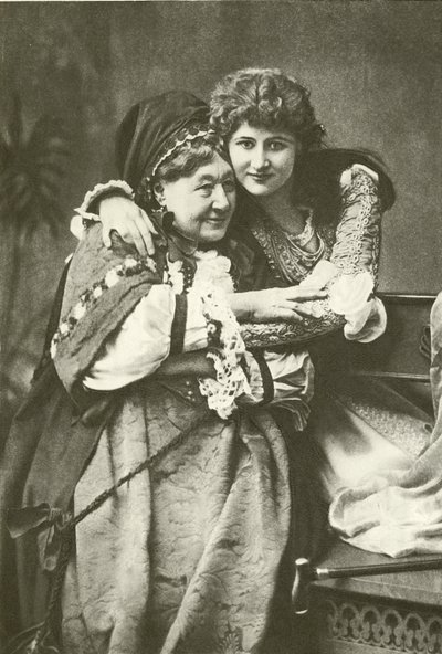 Miss Mary Anderson i pani Stirling jako Julia i pielęgniarka (wklęsłodruk) autorstwa English Photographer