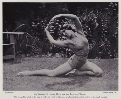 Nowoczesna kultura piękna: Ćwiczenie szczególnie dobre dla nóg i ud (zdjęcie czarno-białe) autorstwa English Photographer