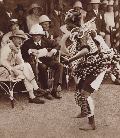 Rdzenna piękność w Freetown w Sierra Leone, tańcząca przed przyszłym królem Edwardem VIII autorstwa English Photographer