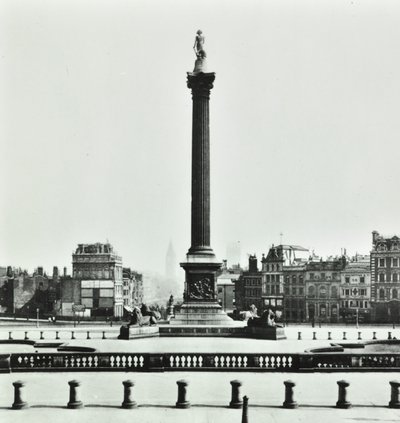 Kolumna Nelsona, Trafalgar Square, Westminster LB: patrząc na południe od National Gallery, 1870 autorstwa English Photographer