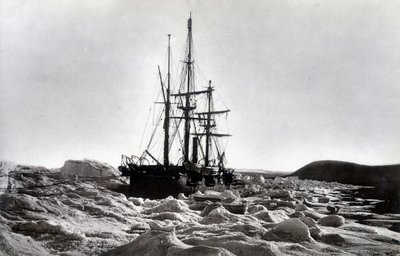 Biegun Północny: „Alert”” ugryziony w pobliżu przylądka Beechey, kanał Robeson - w „” Narracja podróży na Morze Polarne w latach 1875-76”, GS Nares, wyd. Londyn autorstwa English Photographer