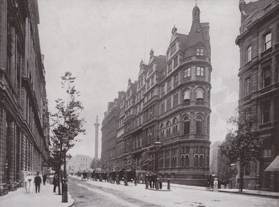 Northumberland Avenue, z Klubem Konstytucyjnym autorstwa English Photographer
