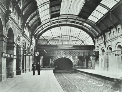 Stacja metra Notting Hill Gate: widok peronów i torów, 1868 autorstwa English Photographer