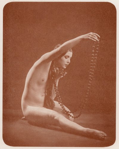 Sztuka nudystów: Jewel (zdjęcie czarno-białe) autorstwa English Photographer