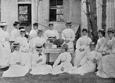 Pielęgniarki w szpitalu Plague, Uitvlugt, niedaleko Kapsztadu, ilustracja z filmu Król, 25 maja 1901 autorstwa English Photographer