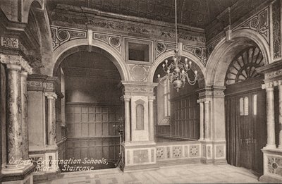 Oksfordzkie szkoły egzaminacyjne, marmurowe schody (zdjęcie czarno-białe) autorstwa English Photographer