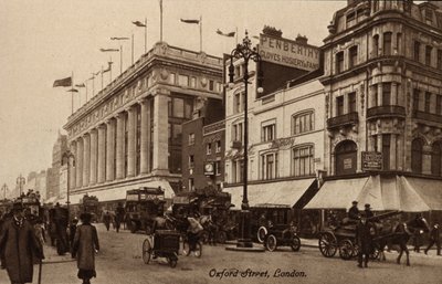 Oxford Street, Londyn, Selfridges (zdjęcie czarno-białe) autorstwa English Photographer