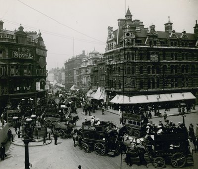 Oxford Street i Tottenham Court Road, Londyn autorstwa English Photographer