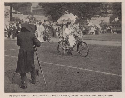 Fotografowanie Lady Emily Gladys Cherry, laureatki nagrody za dekoracje autorstwa English Photographer