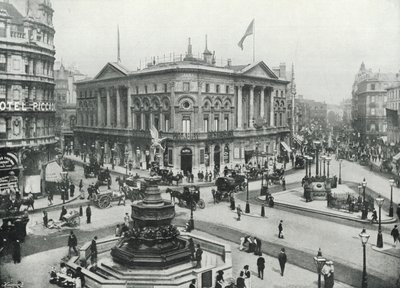 Piccadilly Circus, pokazujący fontannę Shaftesbury Memorial i pawilon londyński (zdjęcie czarno-białe) autorstwa English Photographer