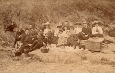 Herbata piknikowa na plaży (zdjęcie czarno-białe) autorstwa English Photographer