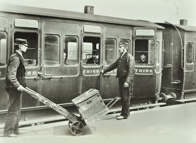 Tragarze peronowi na stacji kolejowej, 1885 autorstwa English Photographer