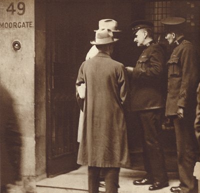 Nalot policji na biura Sowieckiej Kompanii Handlowej (Arcos), 49 Moorgate, Londyn, maj 1927 r. (zdjęcie czarno-białe) autorstwa English Photographer