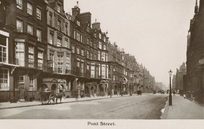 Pont Street, Londyn (zdjęcie czarno-białe) autorstwa English Photographer
