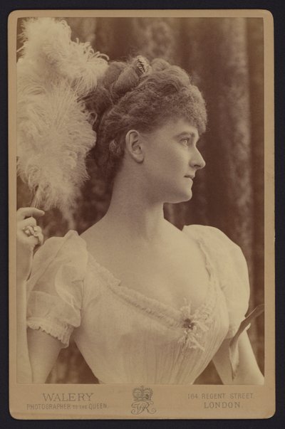 Portret hrabiny Warwick (zdjęcie czarno-białe) autorstwa English Photographer