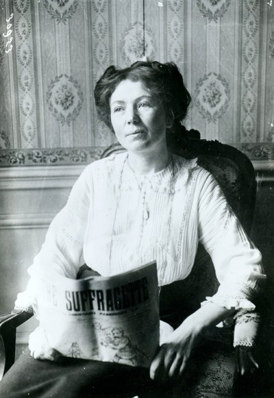 Portret Christabel Pankhurst czytającej kopię Sufrażystki ok. 1905 r. autorstwa English Photographer