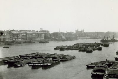 Pocztówka z widokiem na Tamizę z London Bridge autorstwa English Photographer