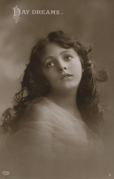 Ładna dziewczyna, śni na jawie (zdjęcie czarno-białe) autorstwa English Photographer