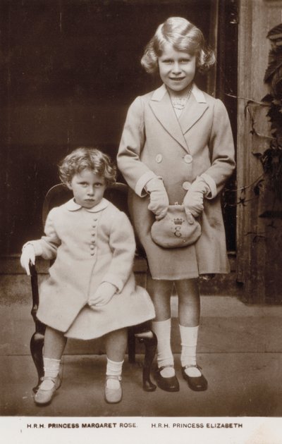 Księżniczka Elżbieta (późniejsza królowa Elżbieta II) i księżniczka Małgorzata (zdjęcie czarno-białe) autorstwa English Photographer