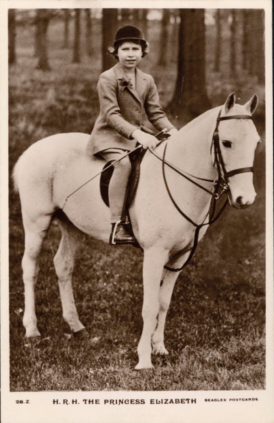 Księżniczka Elżbieta (późniejsza królowa Elżbieta II) na białym kucyku (zdjęcie czarno-białe) autorstwa English Photographer