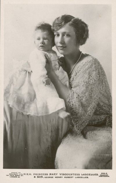 Księżniczka Mary, wicehrabina Lascelles, ze swoim najstarszym synem, Georgem (zdjęcie czarno-białe) autorstwa English Photographer