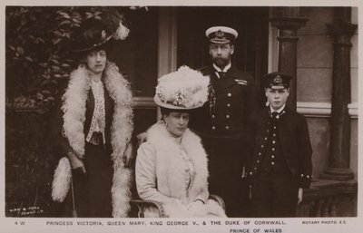 Księżniczka Wiktoria, królowa Maria, król Jerzy V, książę Kornwalii (zdjęcie czarno-białe) autorstwa English Photographer