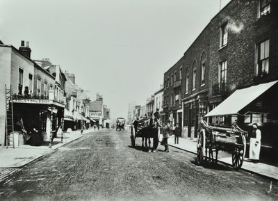 Putney High Street, patrząc w stronę mostu, 1885 autorstwa English Photographer