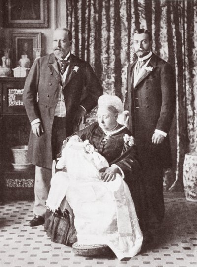 Królowa Wiktoria trzymająca króla Edwarda VIII podczas jego chrztu 16 lipca 1894 r. autorstwa English Photographer