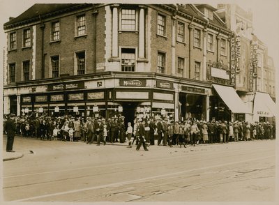 Kolejka po Charlie Chaplin w The Kid at The Majestic, High Street, Clapham, ok. 1921 autorstwa English Photographer