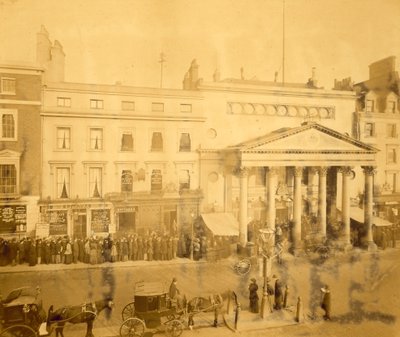 W kolejce na Haymarket w 1895 roku na pierwszą noc Trilby z udziałem Tree autorstwa English Photographer