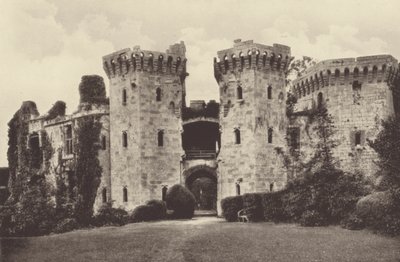 Zamek Raglan, główna brama (zdjęcie czarno-białe) autorstwa English Photographer