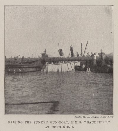 Podnoszenie zatopionej kanonierki HMS Sandpiper w Hongkongu autorstwa English Photographer