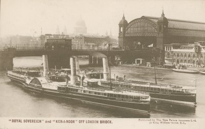 Royal Sovereign i Koh-I-Noor przy London Bridge autorstwa English Photographer