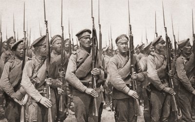 Rosyjska piechota na defiladzie i prezentująca broń podczas I wojny światowej, z The Illustrated War News, 1915 autorstwa English Photographer