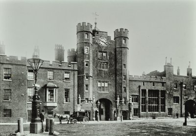 Pałac św. Jakuba, Pałac św. Jakuba, Westminster LB: od ulicy Saint Jamess, 1896 autorstwa English Photographer
