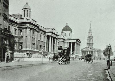 Saint Martin in the Fields i The National Gallery, Trafalgar Square, Westminster LB: strona północna patrząca na wschód, 1896 autorstwa English Photographer