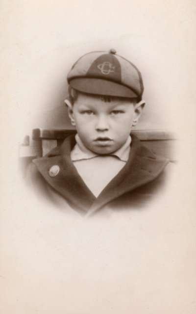 Uczeń w mundurze (zdjęcie czarno-białe) autorstwa English Photographer
