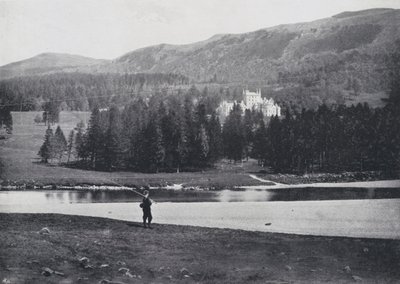 Szkocja: Invercauld, z rzeki (zdjęcie czarno-białe) autorstwa English Photographer