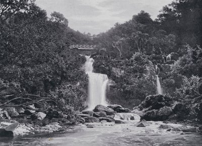Szkocja: Inversnaid Falls, Loch Lomond (zdjęcie czarno-białe) autorstwa English Photographer