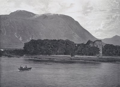 Szkocja: Ruiny zamku Inverlochy, Ben Nevis (zdjęcie czarno-białe) autorstwa English Photographer