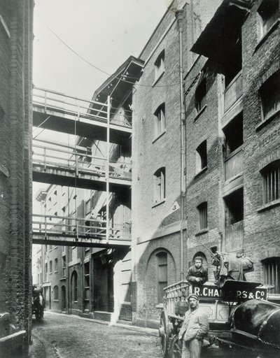 Shad Thames, Londyn, 1890 autorstwa English Photographer