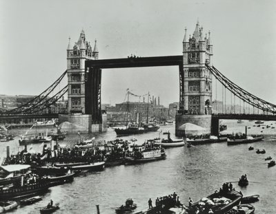 Statki przepływają pod Tower Bridge, 1894 autorstwa English Photographer