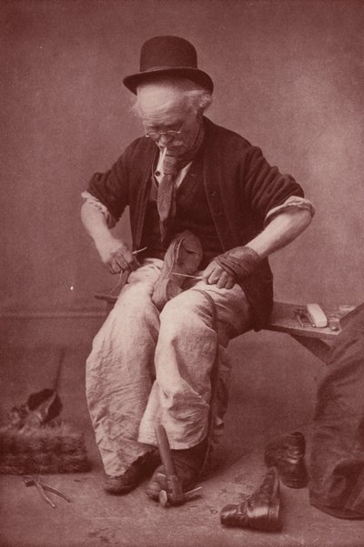 Szewc przy pracy (zdjęcie czarno-białe) autorstwa English Photographer