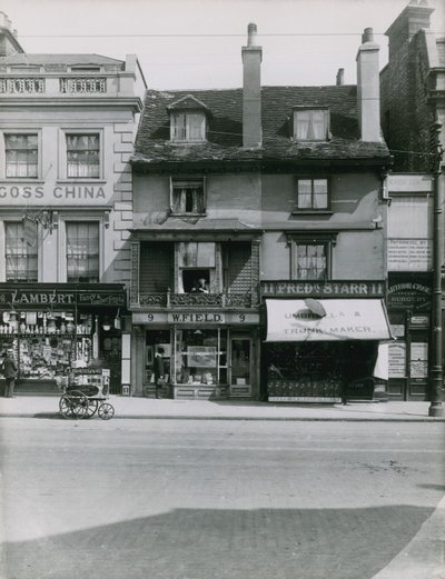Witryny sklepowe na Putney High Street autorstwa English Photographer