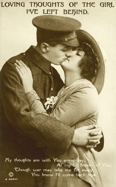 Żołnierz całujący dziewczynę (zdjęcie czarno-białe) autorstwa English Photographer